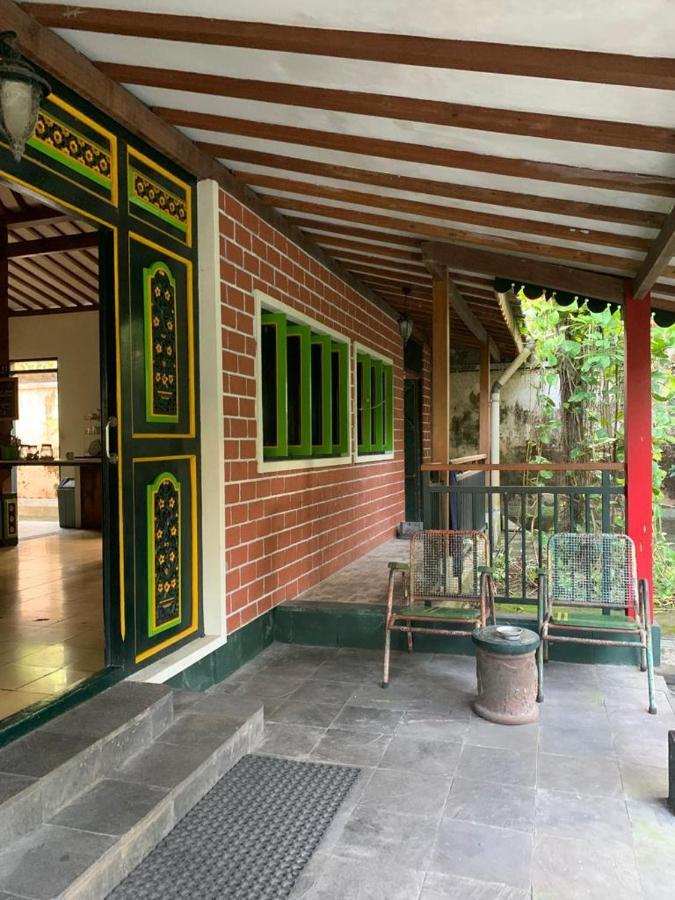 Sonosewu Guesthouse Syariah Jogjakarta Buitenkant foto