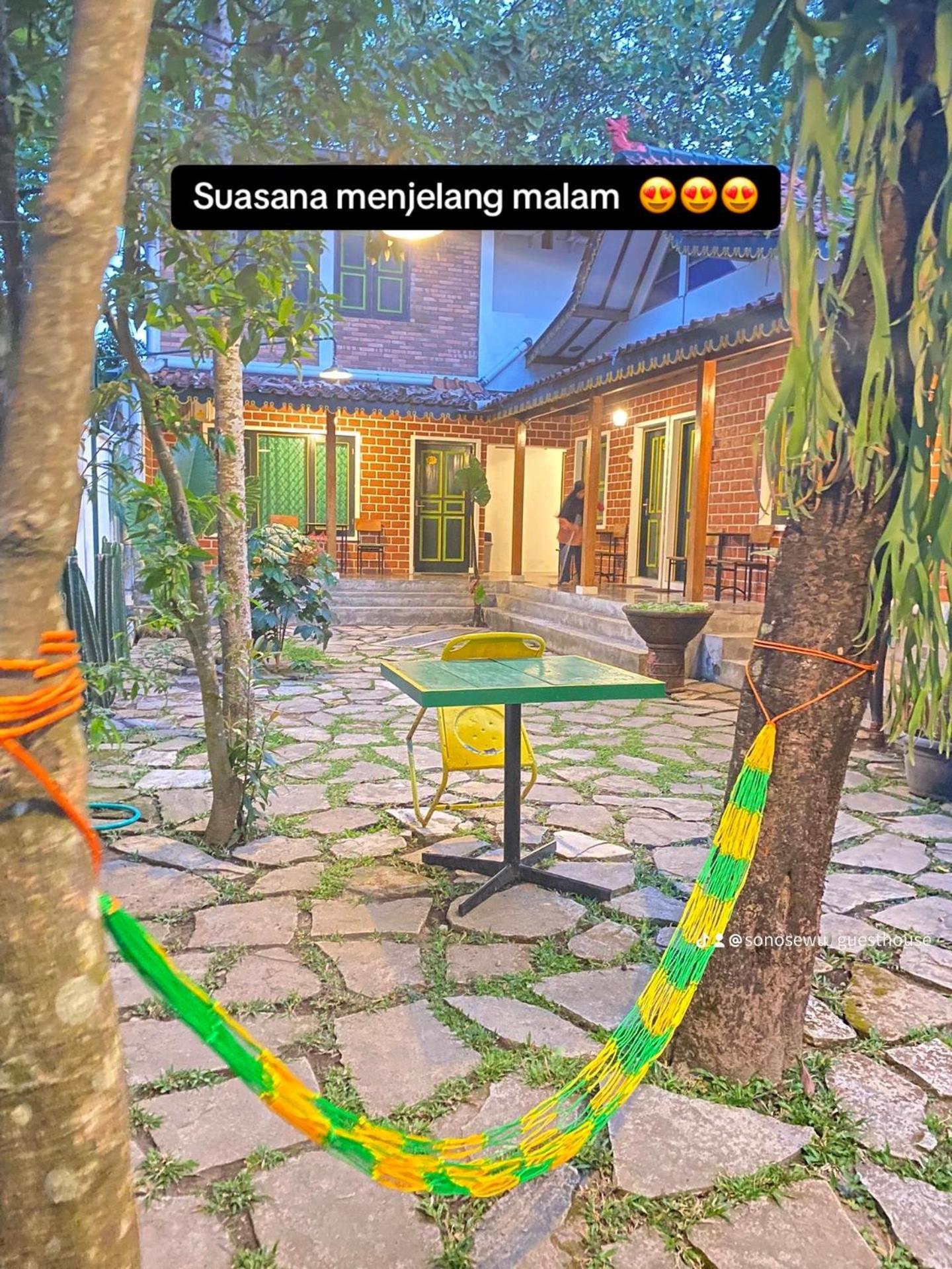 Sonosewu Guesthouse Syariah Jogjakarta Buitenkant foto